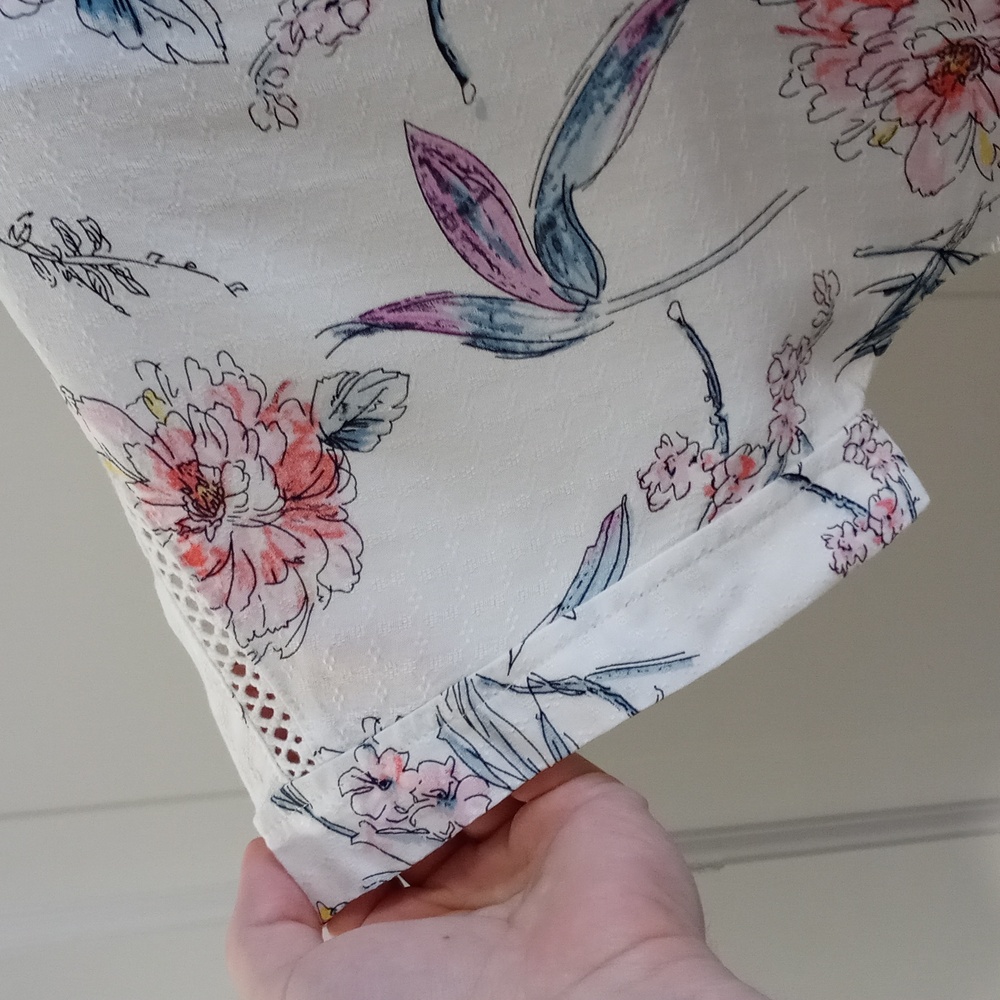 🪻Buffalo David Bitton🪻- White/Multi Floral S/S Tie Front Top - Picture 9 of 14